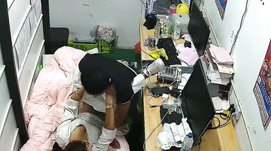 《精选摄像头㊙️破解》家庭针孔入侵真实偸拍两口子激情性生活也不管白天晚上~中年夫妻换上情趣装玩小夫妻汽车装饰店打地铺干老猛了 (8)